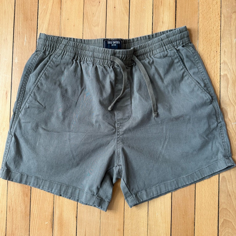 Todd Snyder men’s green shorts.